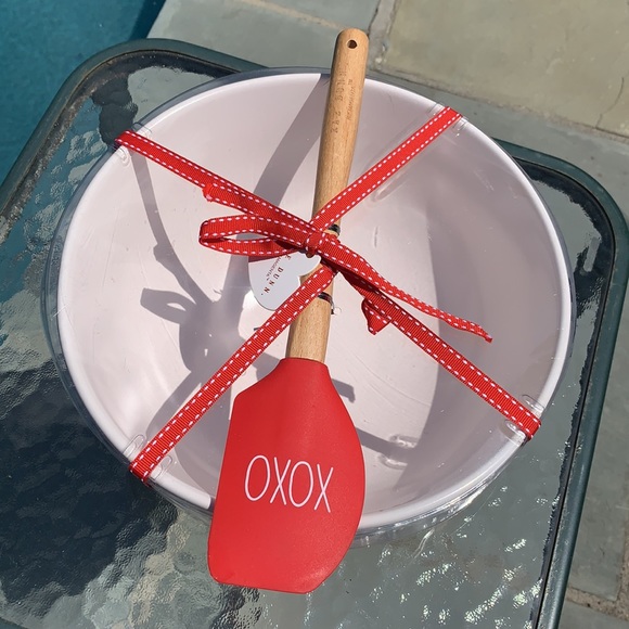 New Rae Dunn BE MINE Mixing Bowl and XOXO Spatula - Picture 6 of 7
